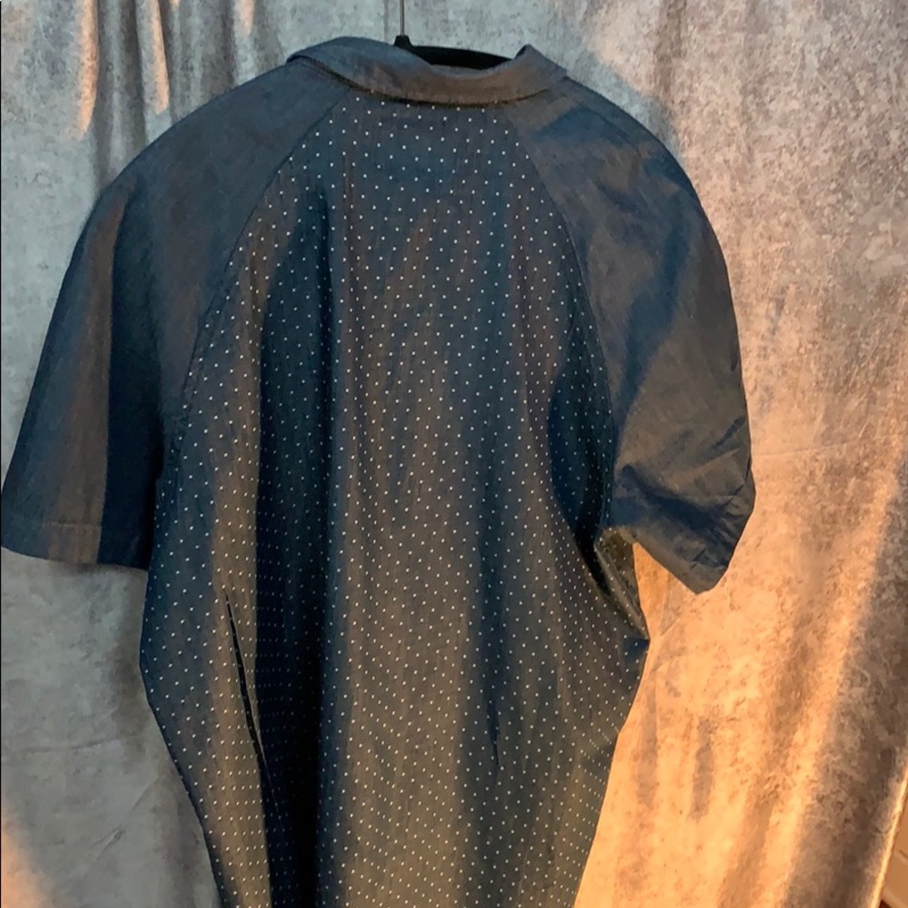 Short sleeve button down, Rounded shoulders. Large - Picture 6 of 8